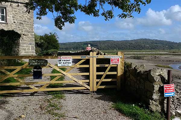 The previous situation showing misleading signs on the gates in front of the property.